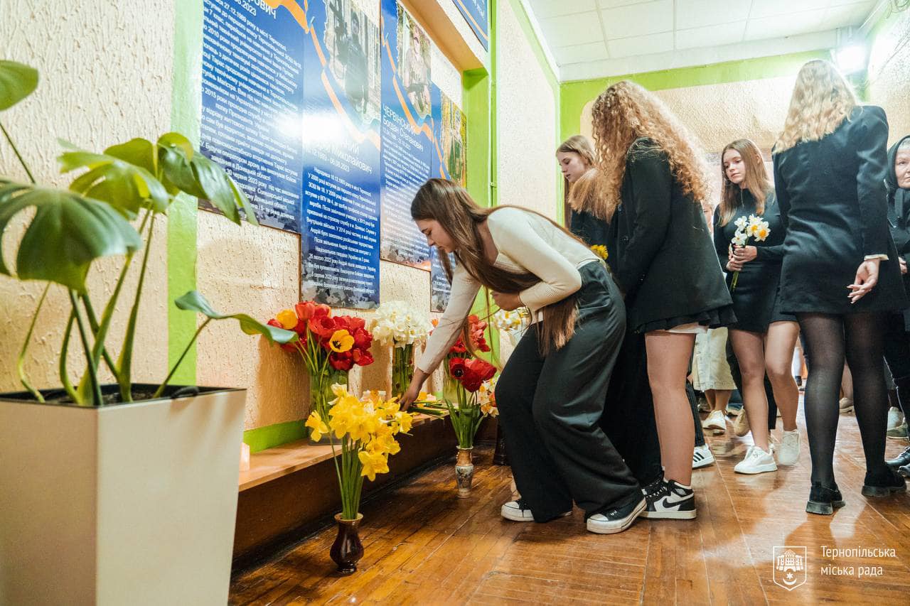 Новини Тернополя - фото з У школі №18 вшанували пам'ять випускників, які загинули у російсько-українській війні