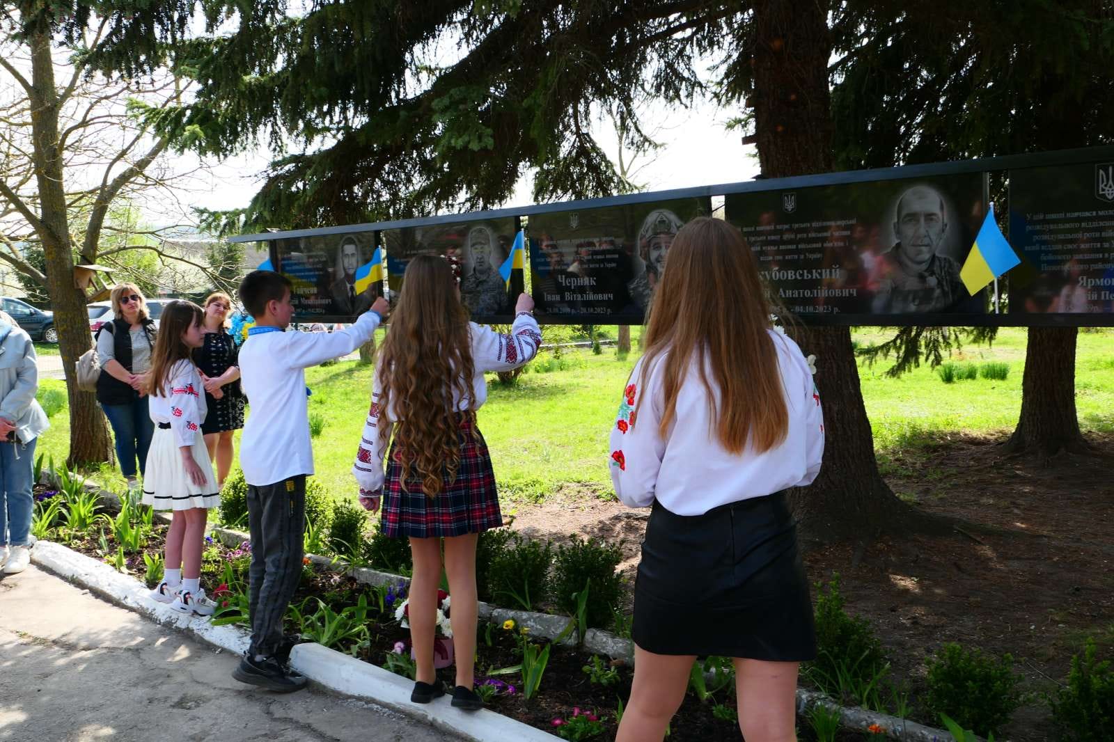 На зображенні може бути: 6 людей