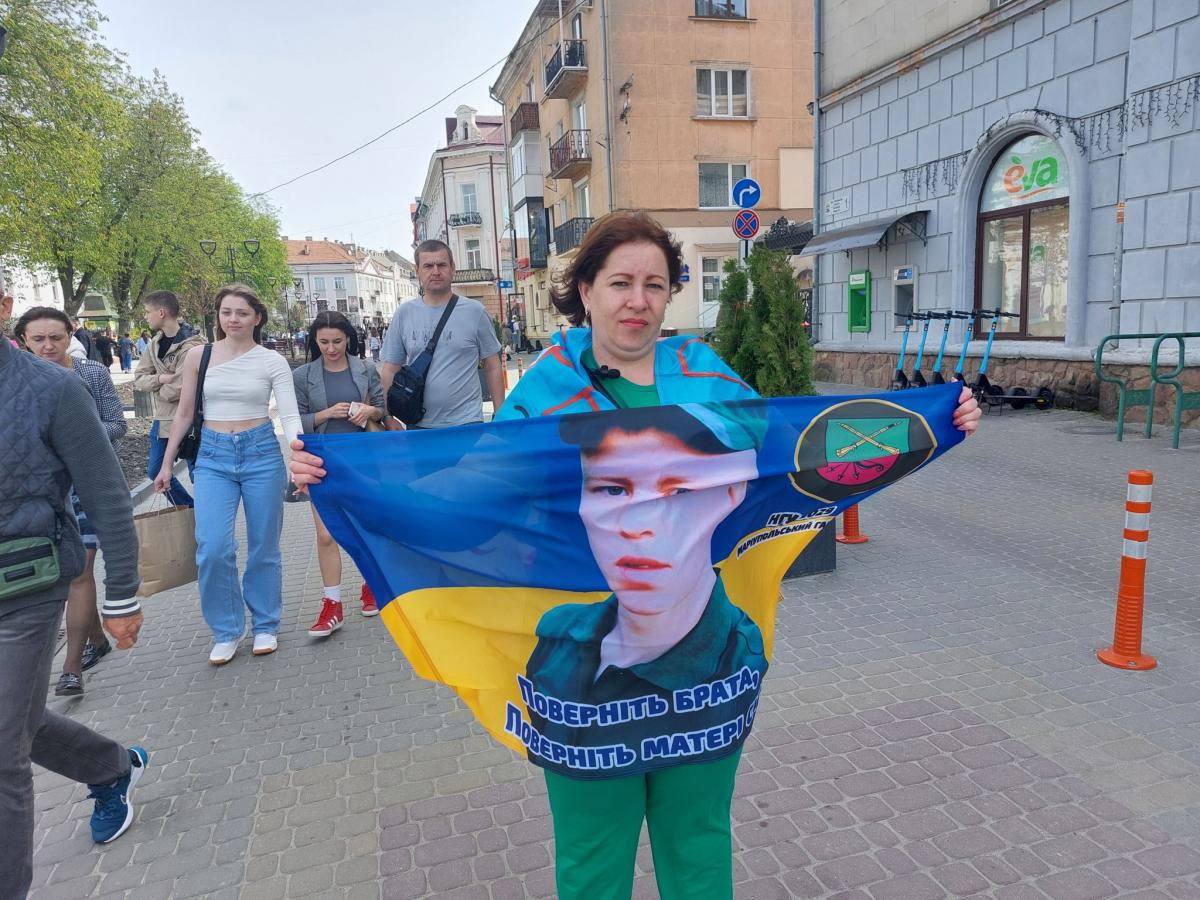 Новини Тернополя - фото з Я виходитиму, доки не обійму свого брата: рідні полонених і зниклих безвісти вийшли на акцію у Тернополі