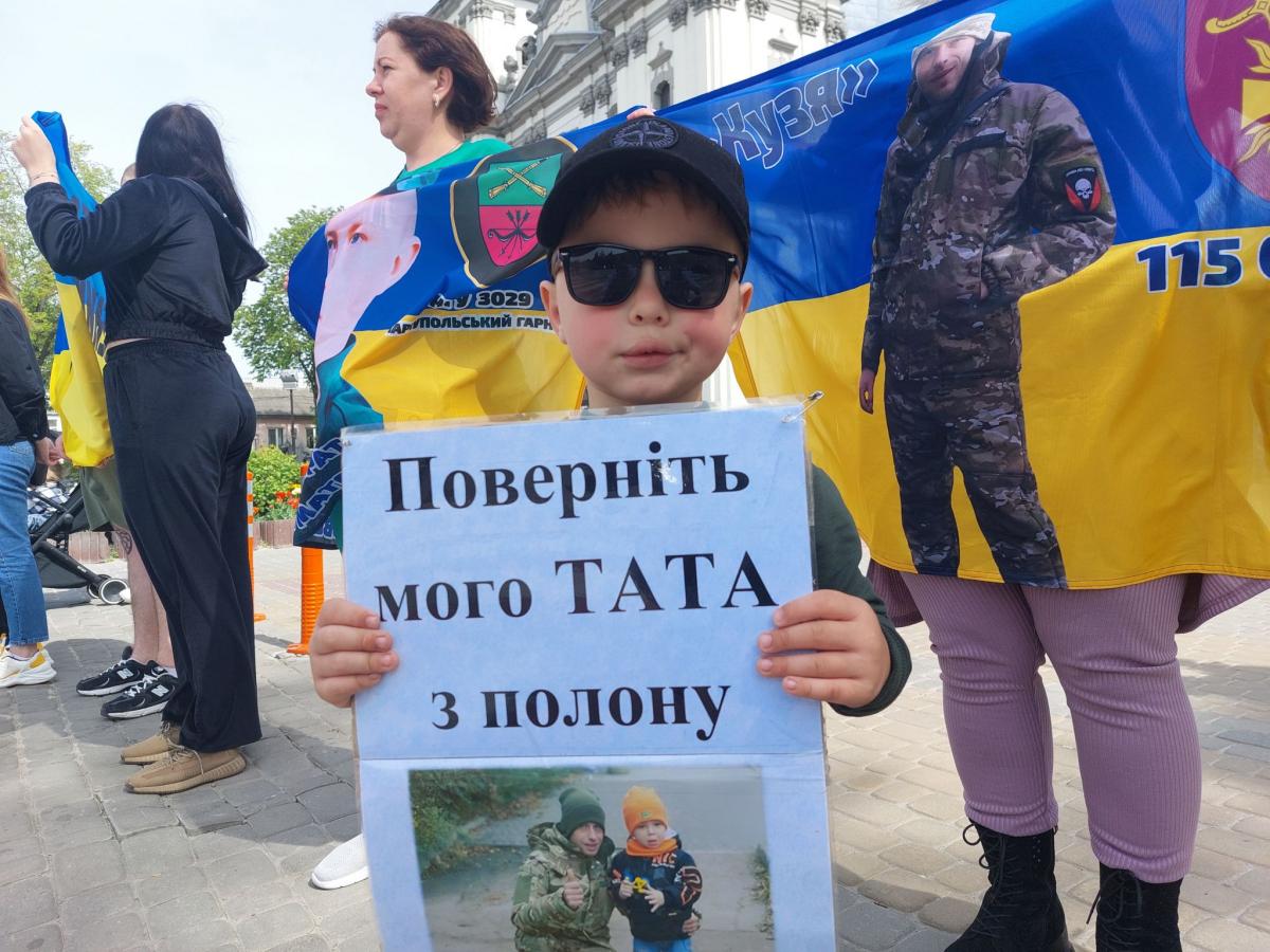 Новини Тернополя - фото з Я виходитиму, доки не обійму свого брата: рідні полонених і зниклих безвісти вийшли на акцію у Тернополі