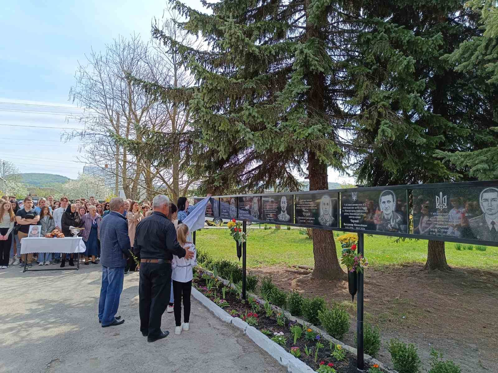 На зображенні може бути: 4 людини та текст