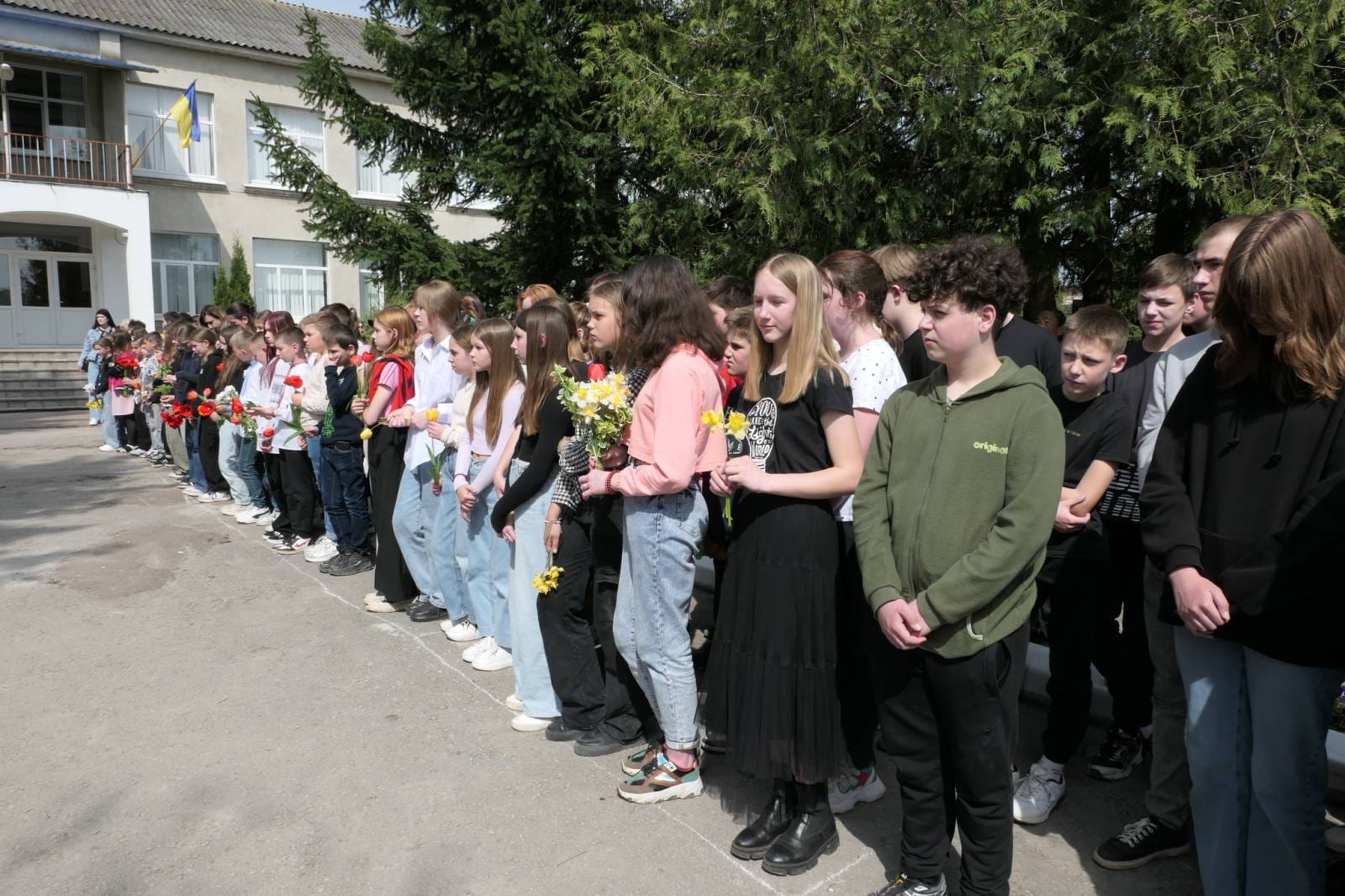 На зображенні може бути: 11 людей та натовп