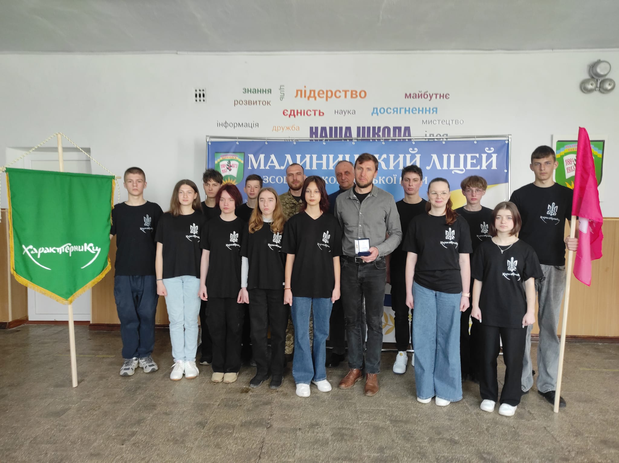 Новини Хмельницького - фото з Вчителя з Хмельниччини нагородили почесною відзнакою командувача ОК «Захід» На зображенні може бути: 10 людей та текст