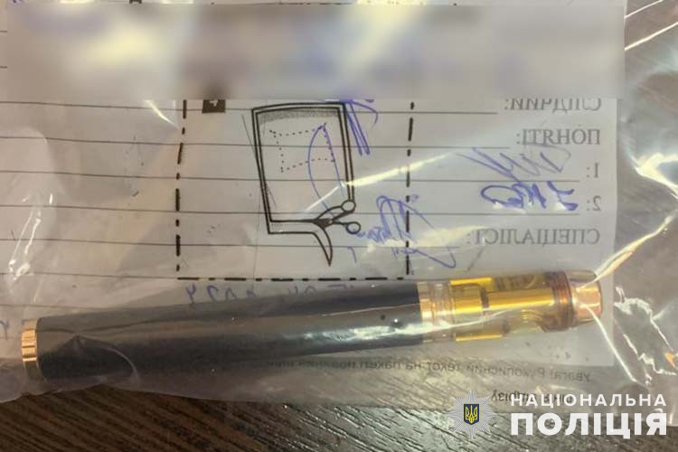 слідчі тернополя затримали продавця наркотиків й оголосили йому про підозру