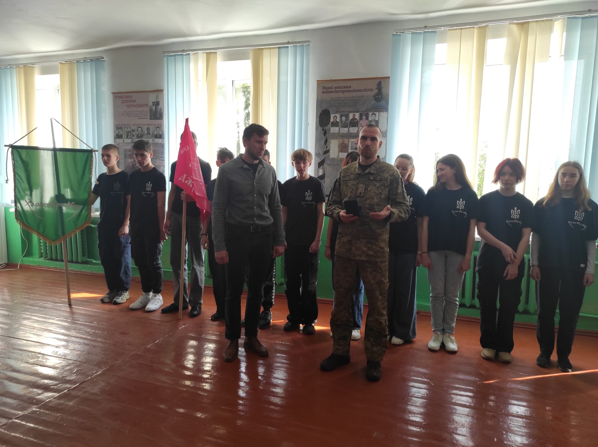 Новини Хмельницького - фото з Вчителя з Хмельниччини нагородили почесною відзнакою командувача ОК «Захід» На зображенні може бути: 10 людей