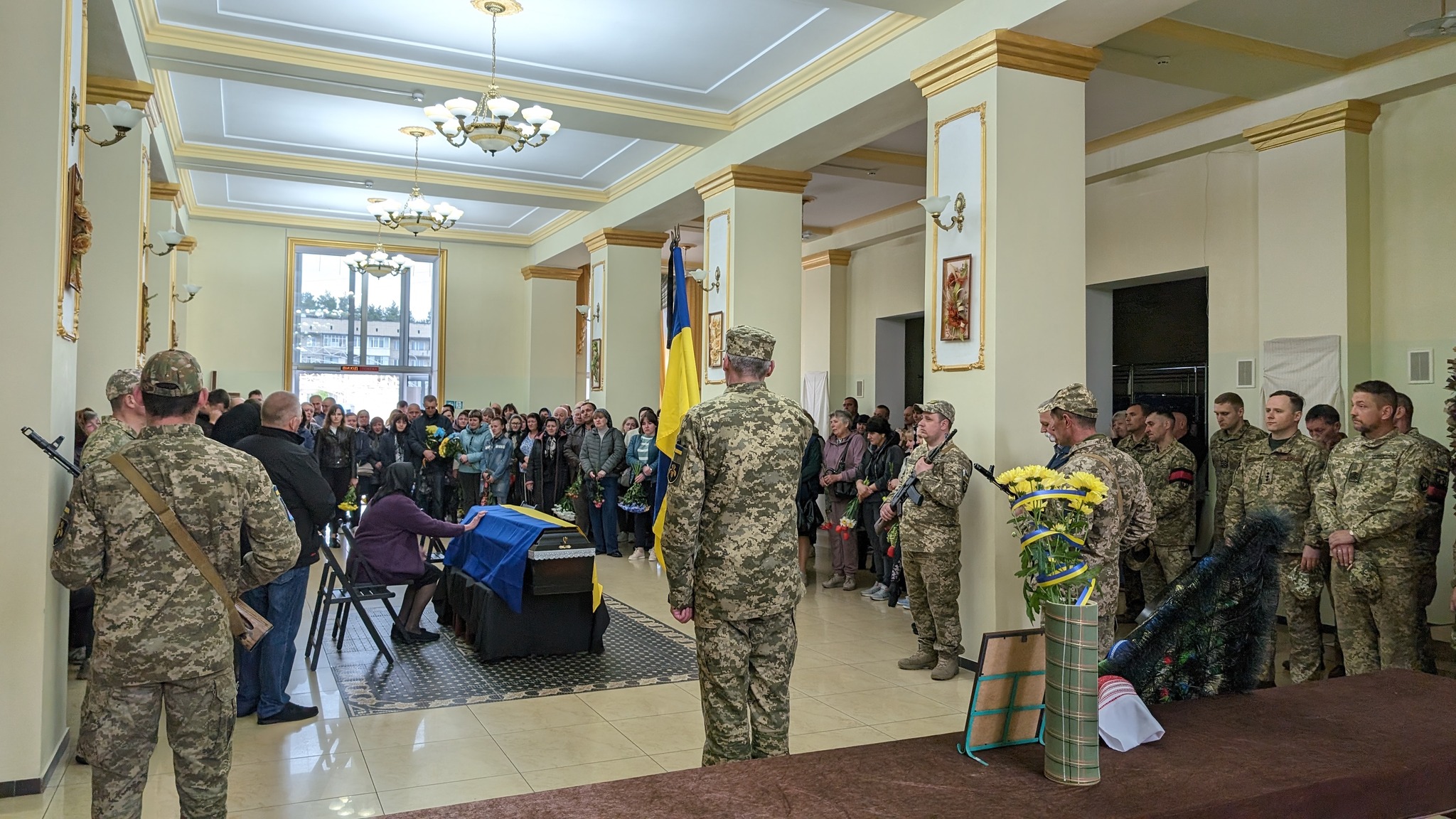 Новини Хмельницького - фото з Тато захищатиме з небес: на Шепетівщині попрощалися з воїном Юрієм Ткачуком