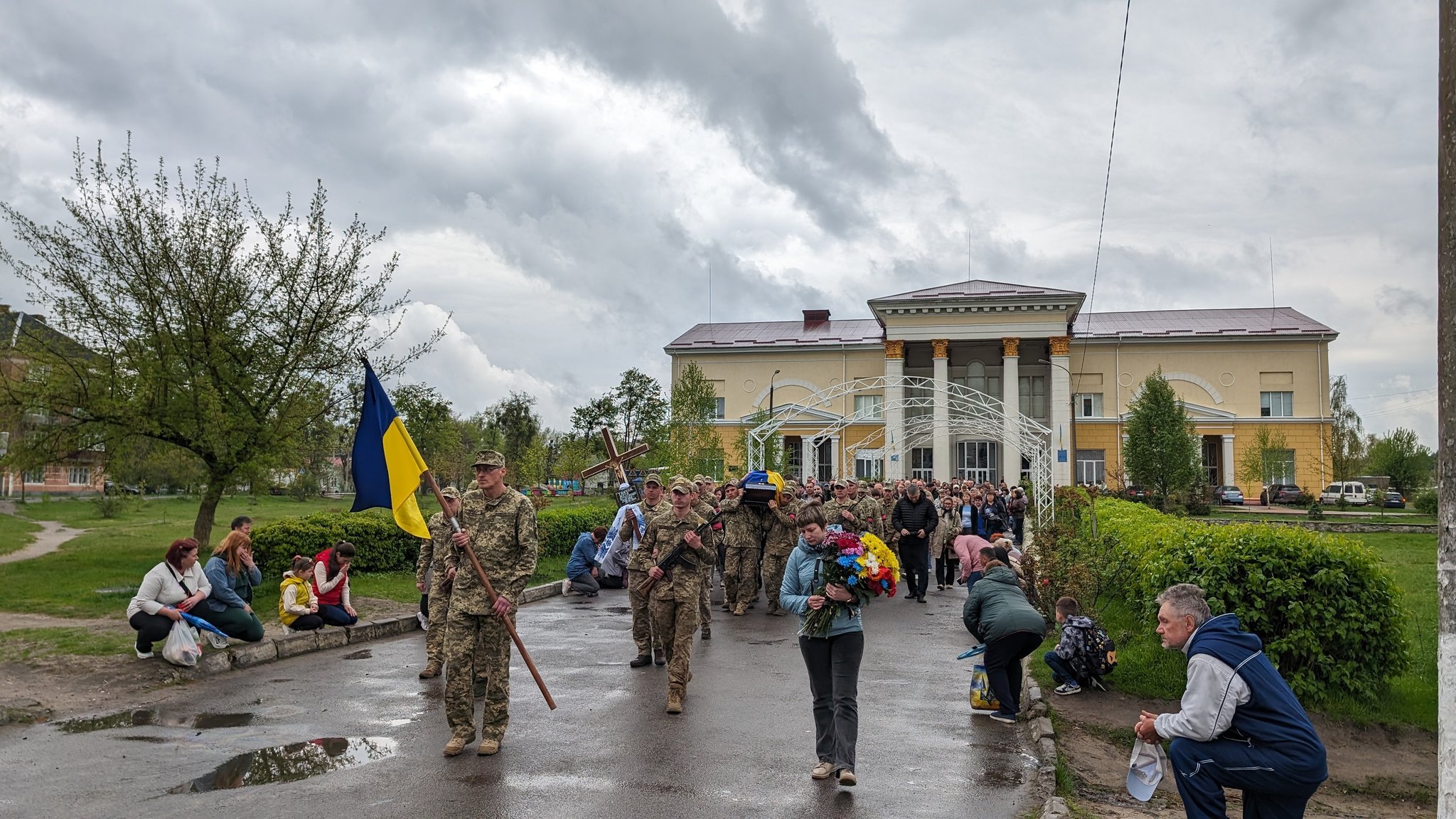 Новини Хмельницького - фото з Тато захищатиме з небес: на Шепетівщині попрощалися з воїном Юрієм Ткачуком