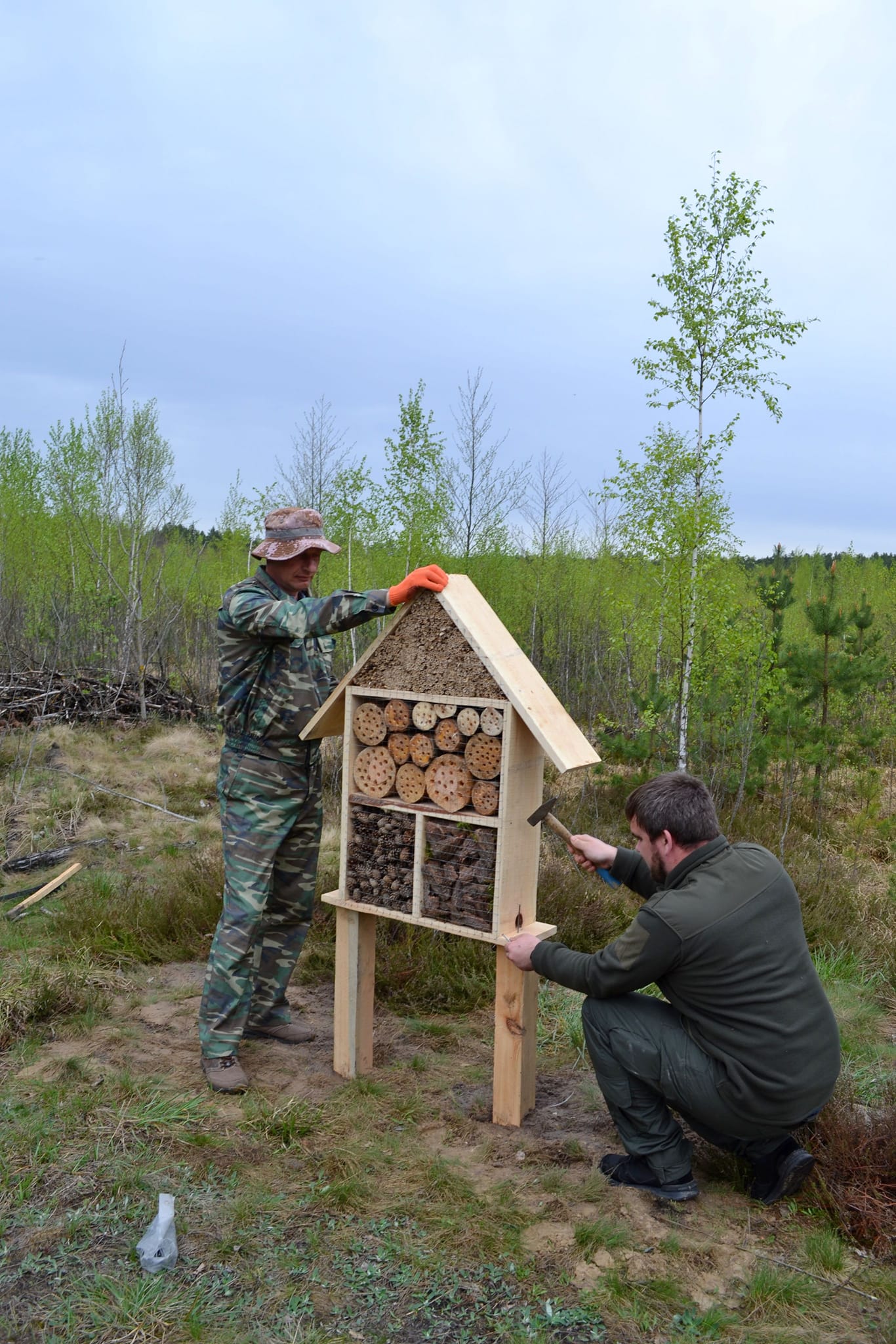 Возможно, это изображение 2 человека и люди занимаются стендовой стрельбой