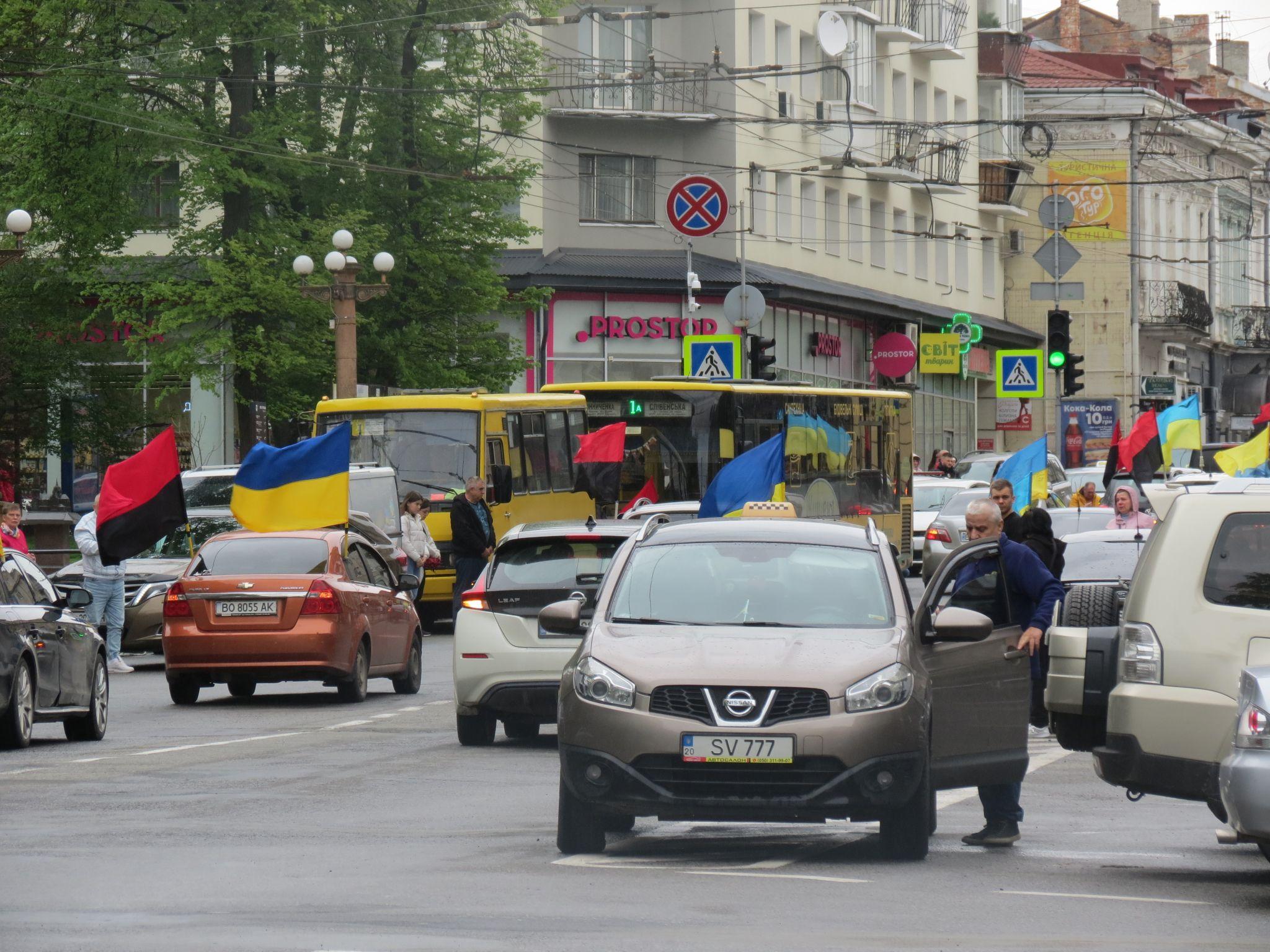 Новини Тернополя - фото з У Тернополі зустріли колону «На щиті» із полеглим Героєм Василем Друзюком (ВІДЕО ДНЯ)