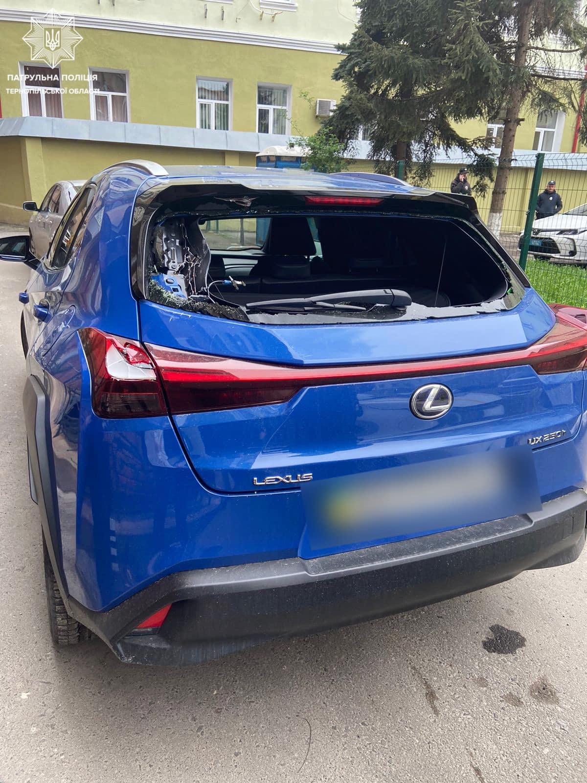 Новини Тернополя - фото з У Тернополі водійка на LEXUS в'їхала у перешкоду прямо перед відділком поліції. Була напідпитку
