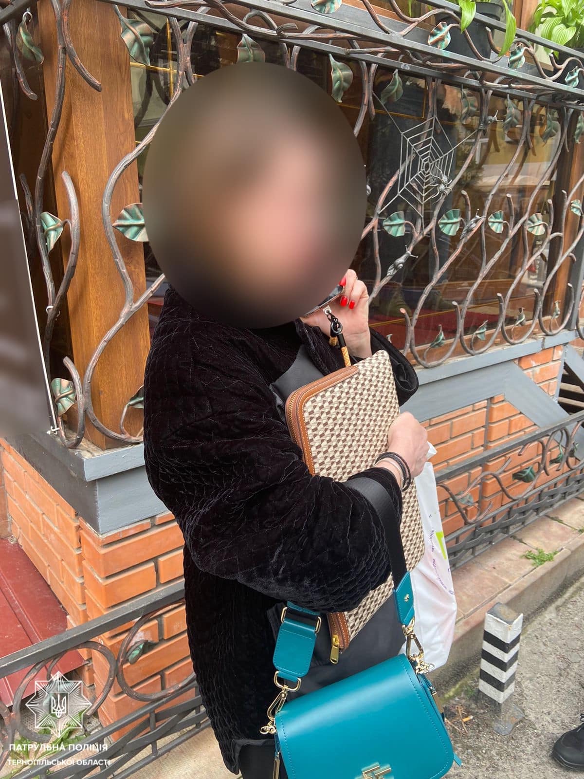 Новини Тернополя - фото з У Тернополі водійка на LEXUS в'їхала у перешкоду прямо перед відділком поліції. Була напідпитку