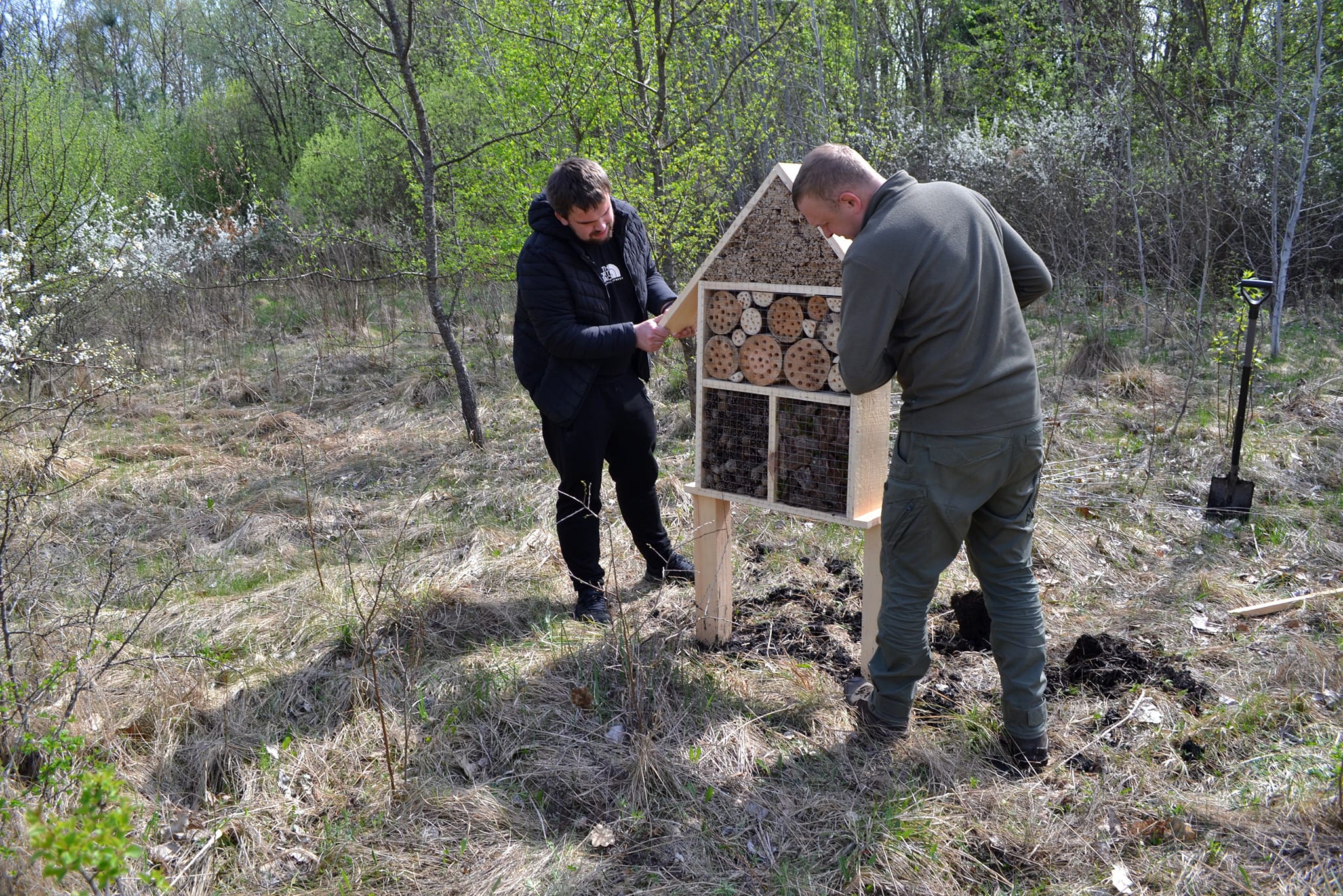 Возможно, это изображение 2 человека и люди занимаются стендовой стрельбой