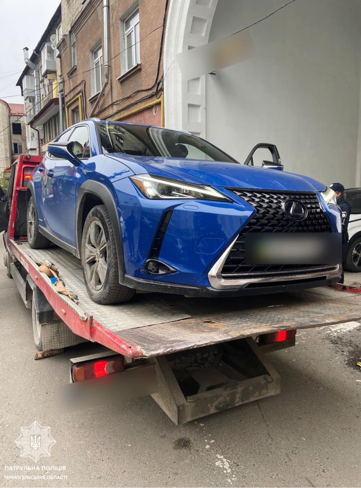 Новини Тернополя - фото з У Тернополі водійка на LEXUS в'їхала у перешкоду прямо перед відділком поліції. Була напідпитку