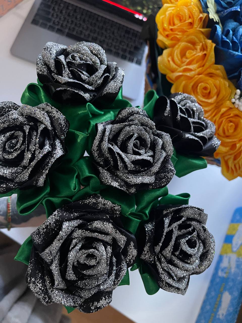 Новини Хмельницького - фото з Хмельничанка Дар’я створює для загиблих вічні букети. Найбільший зробила для полеглого чоловіка