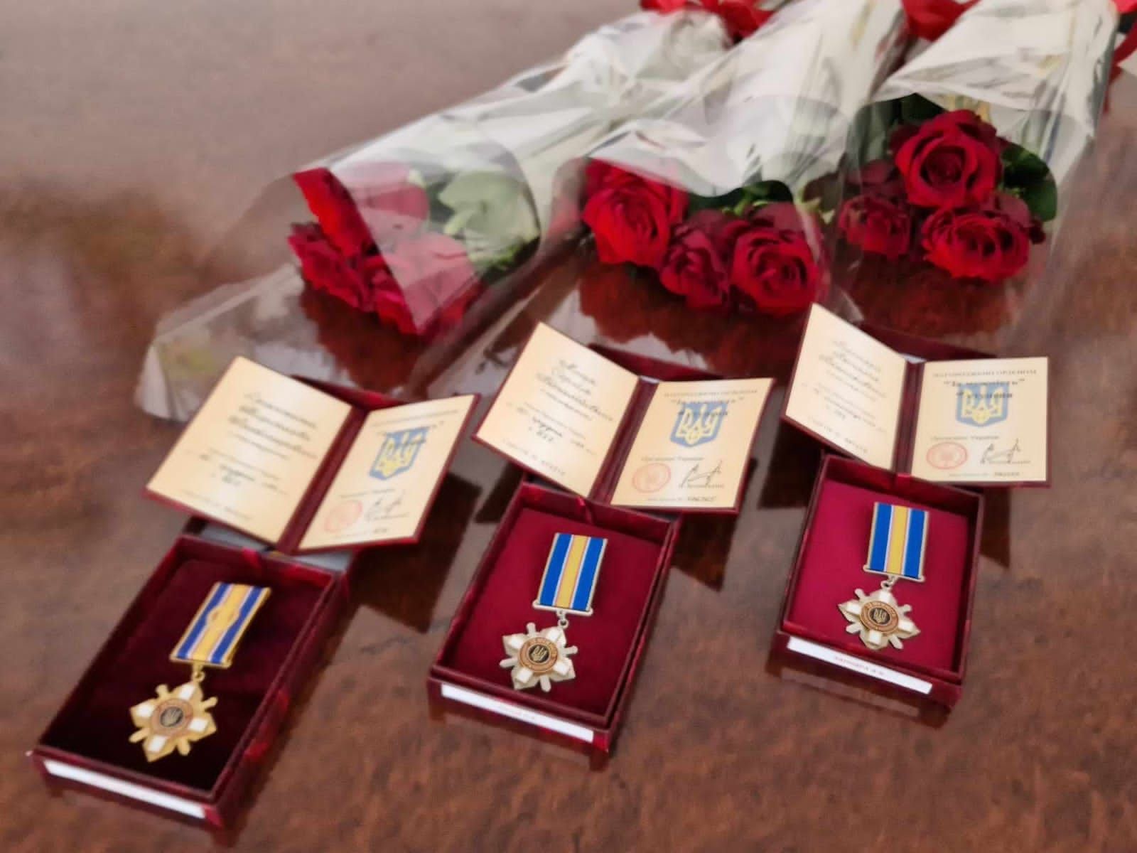 Новини Хмельницького - фото з Сім’ям загиблих воїнів з Хмельницького району вручили нагороди: імена Героїв
