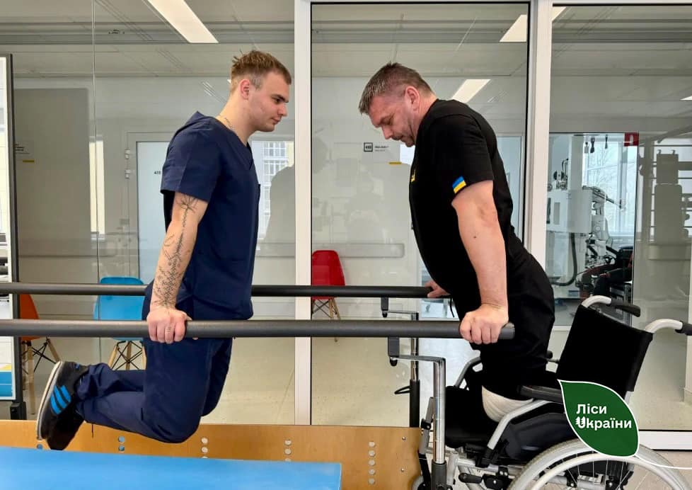 Новини Тернополя - фото з Поранений, але незламний: історія воїна-лісівника з Тернопільщини, який готується до протезування На зображенні може бути: 2 людини та сеґвей