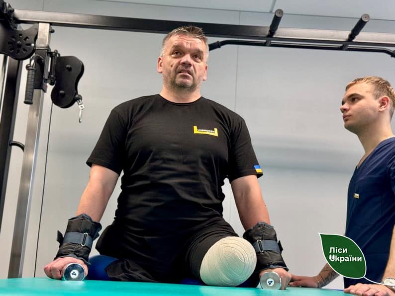 Новини Тернополя - фото з Поранений, але незламний: історія воїна-лісівника з Тернопільщини, який готується до протезування На зображенні може бути: 2 людини та текст