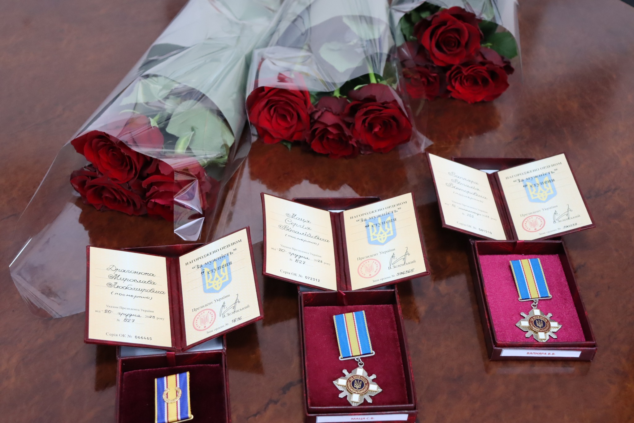 Новини Хмельницького - фото з Рідним загиблих воїнів з Хмельницького району вручили ордени «За мужність»