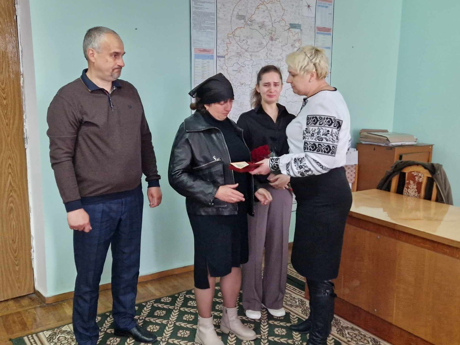 Новини Хмельницького - фото з Сім’ям загиблих воїнів з Хмельницького району вручили нагороди: імена Героїв