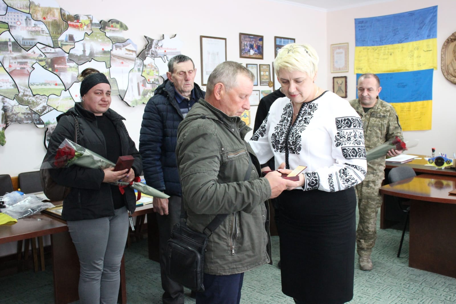 Новини Хмельницького - фото з Сім’ям загиблих воїнів з Хмельницького району вручили нагороди: імена Героїв