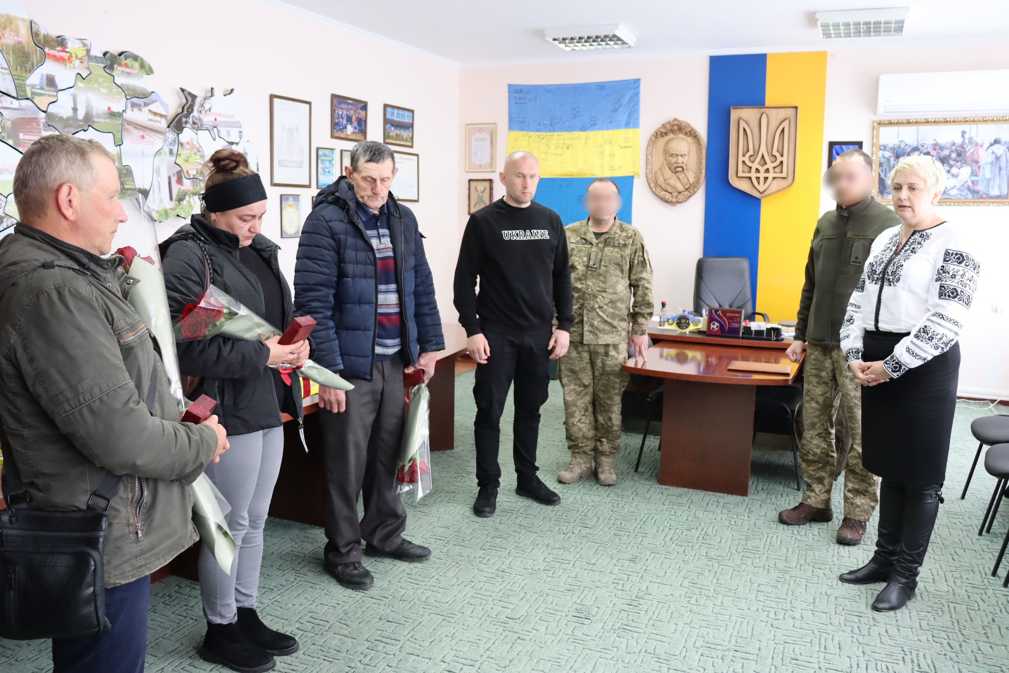 Новини Хмельницького - фото з Рідним загиблих воїнів з Хмельницького району вручили ордени «За мужність»