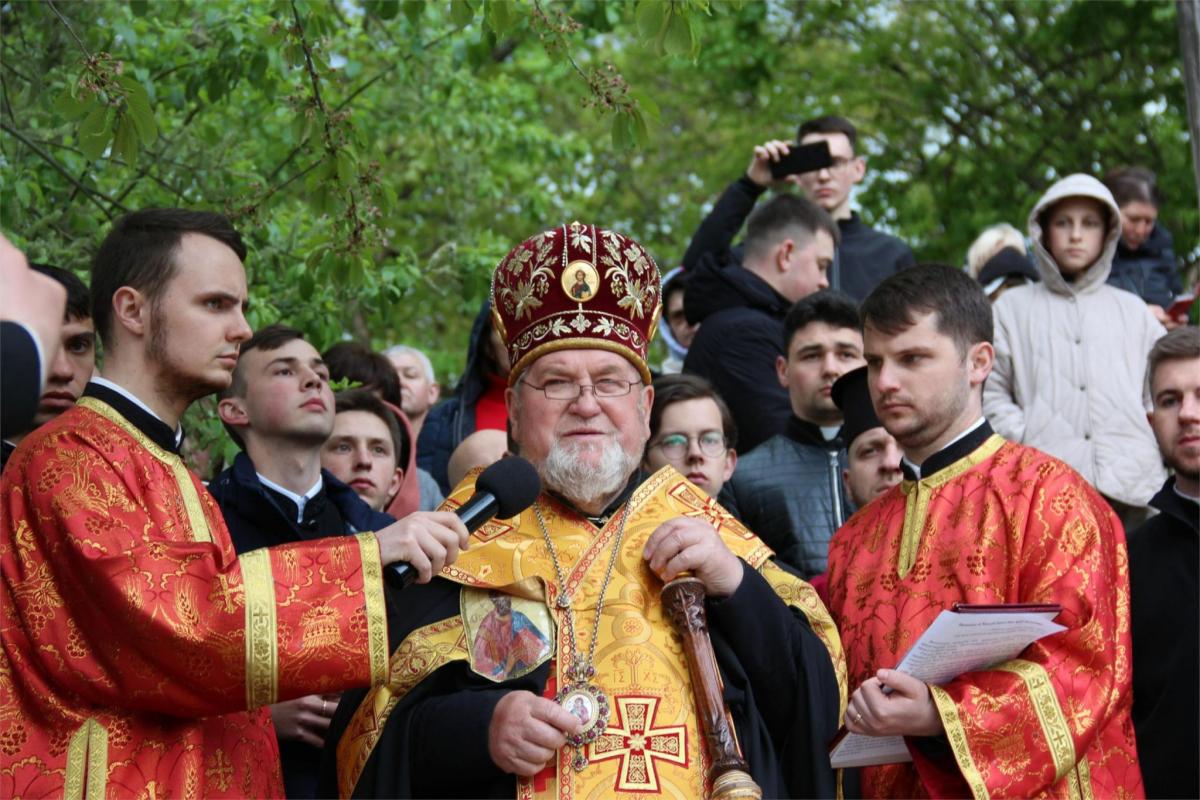 Новини Тернополя - фото з У Зарваниці тисячі вірян взяли участь у Хресній дорозі