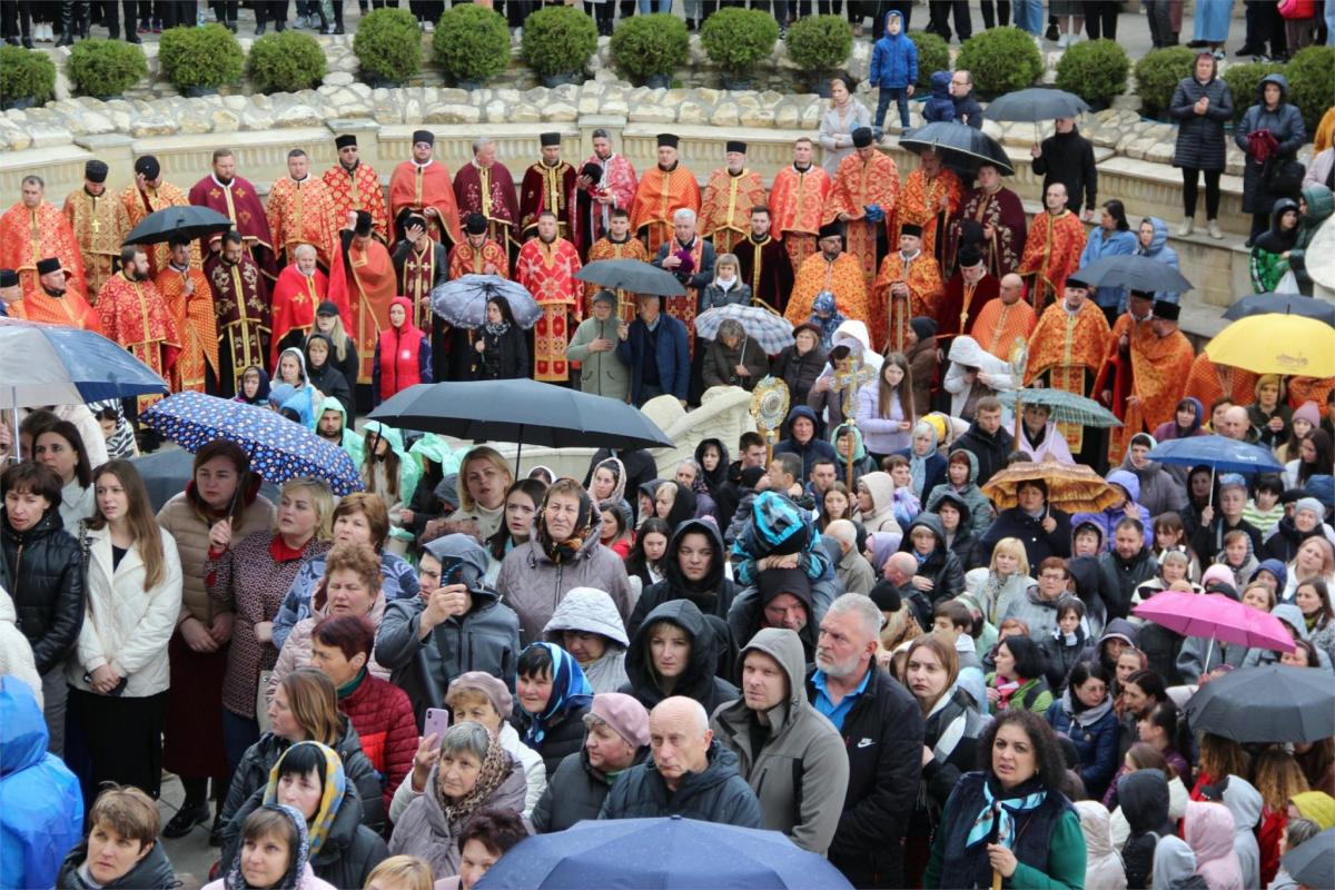 Новини Тернополя - фото з У Зарваниці тисячі вірян взяли участь у Хресній дорозі