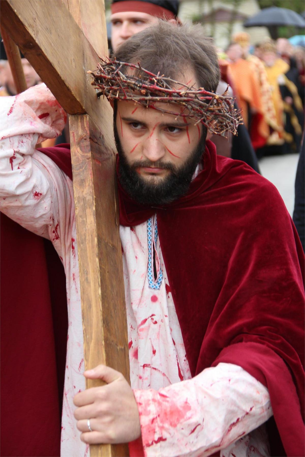 Новини Тернополя - фото з У Зарваниці тисячі вірян взяли участь у Хресній дорозі