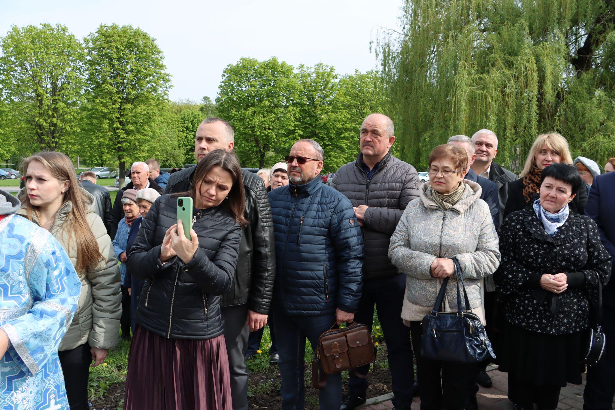 Новини Тернополя - фото з У Біблійному саду педагогічного університету з’явилася нова скульптура – «Голгофа»