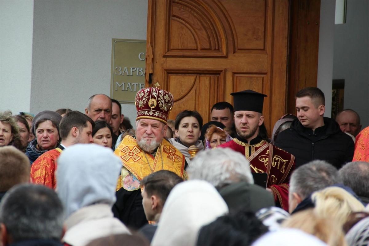 Новини Тернополя - фото з У Зарваниці тисячі вірян взяли участь у Хресній дорозі