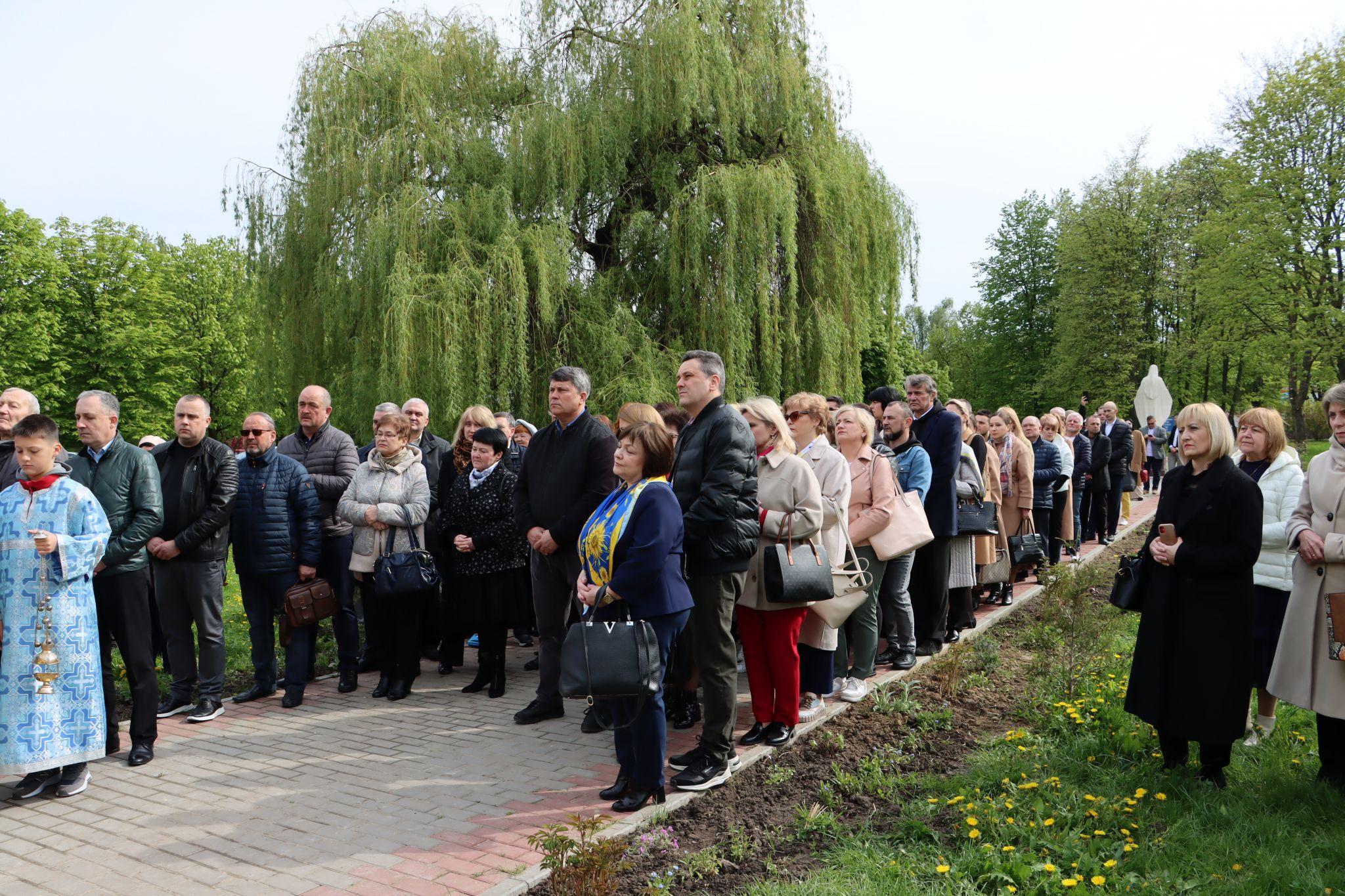 Новини Тернополя - фото з У Біблійному саду педагогічного університету з’явилася нова скульптура – «Голгофа»