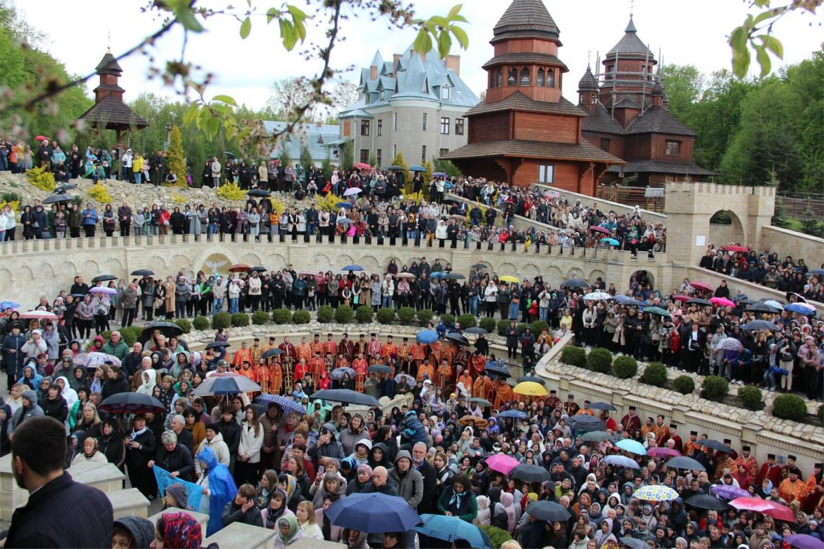 Новини Тернополя - фото з У Зарваниці тисячі вірян взяли участь у Хресній дорозі