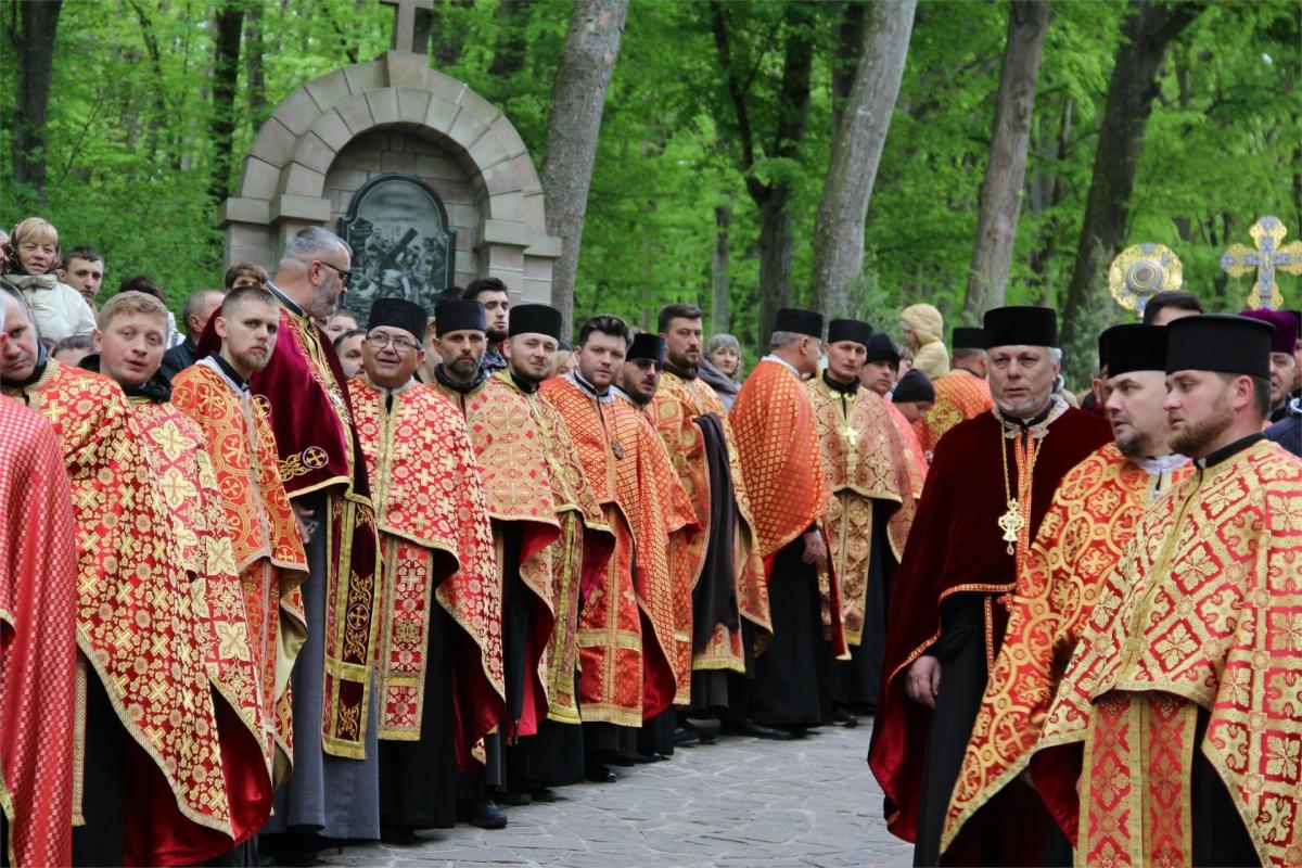 Новини Тернополя - фото з У Зарваниці тисячі вірян взяли участь у Хресній дорозі