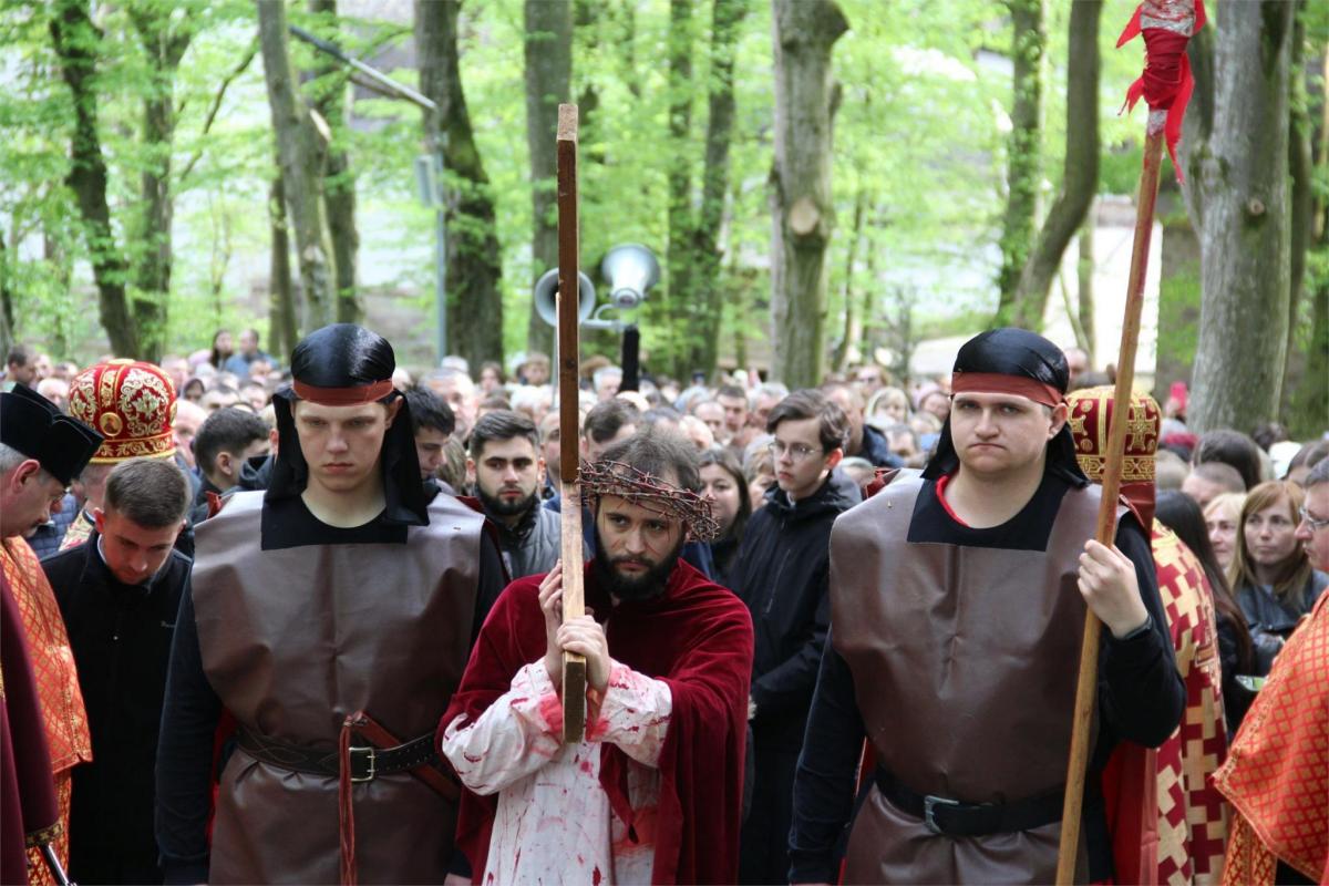 Новини Тернополя - фото з У Зарваниці тисячі вірян взяли участь у Хресній дорозі