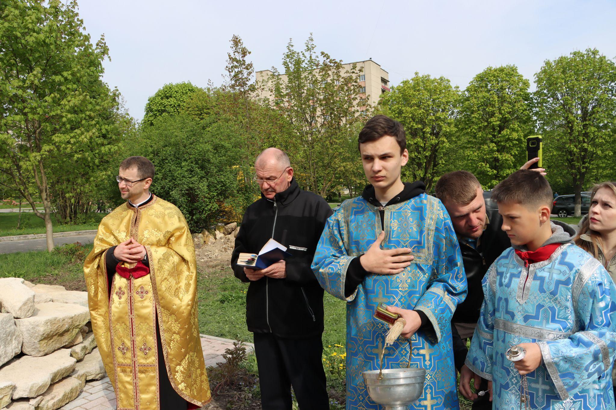 Новини Тернополя - фото з У Біблійному саду педагогічного університету з’явилася нова скульптура – «Голгофа»