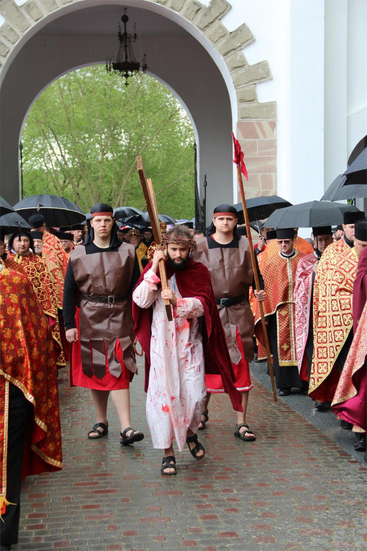 Новини Тернополя - фото з У Зарваниці тисячі вірян взяли участь у Хресній дорозі