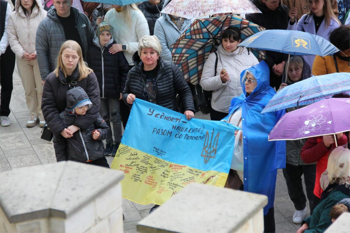 Новини Тернополя - фото з У Зарваниці тисячі вірян взяли участь у Хресній дорозі