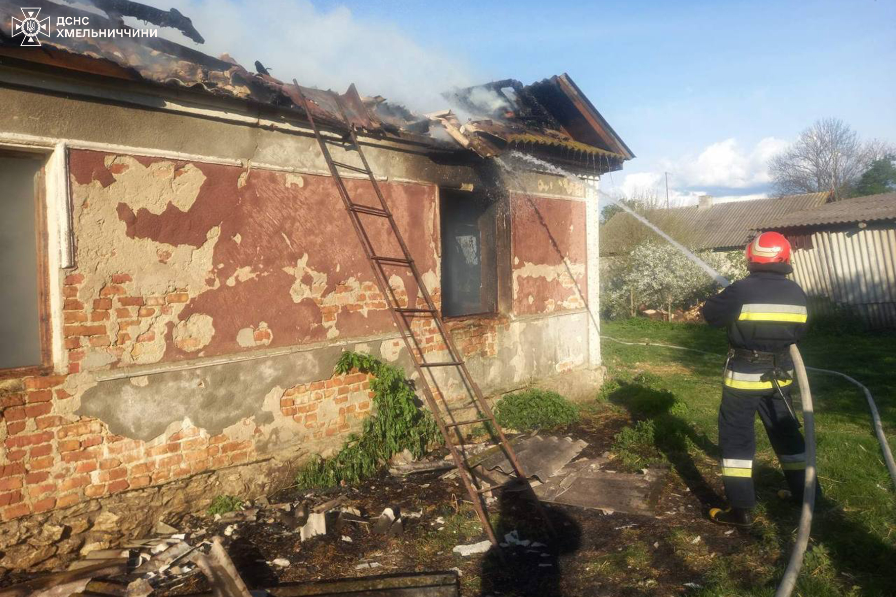 Новини Хмельницького - фото з На проспекті Миру горів легковик На зображенні може бути: 1 особа та текст