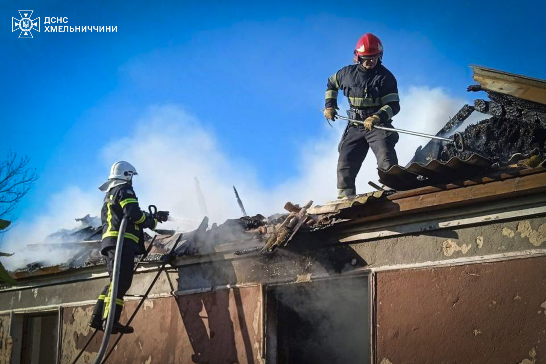 Новини Хмельницького - фото з На проспекті Миру горів легковик На зображенні може бути: 2 людини та текст