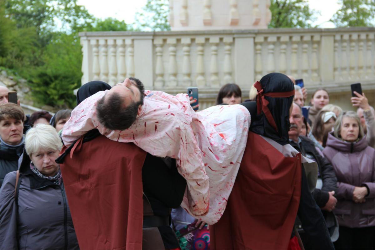 Новини Тернополя - фото з У Зарваниці тисячі вірян взяли участь у Хресній дорозі