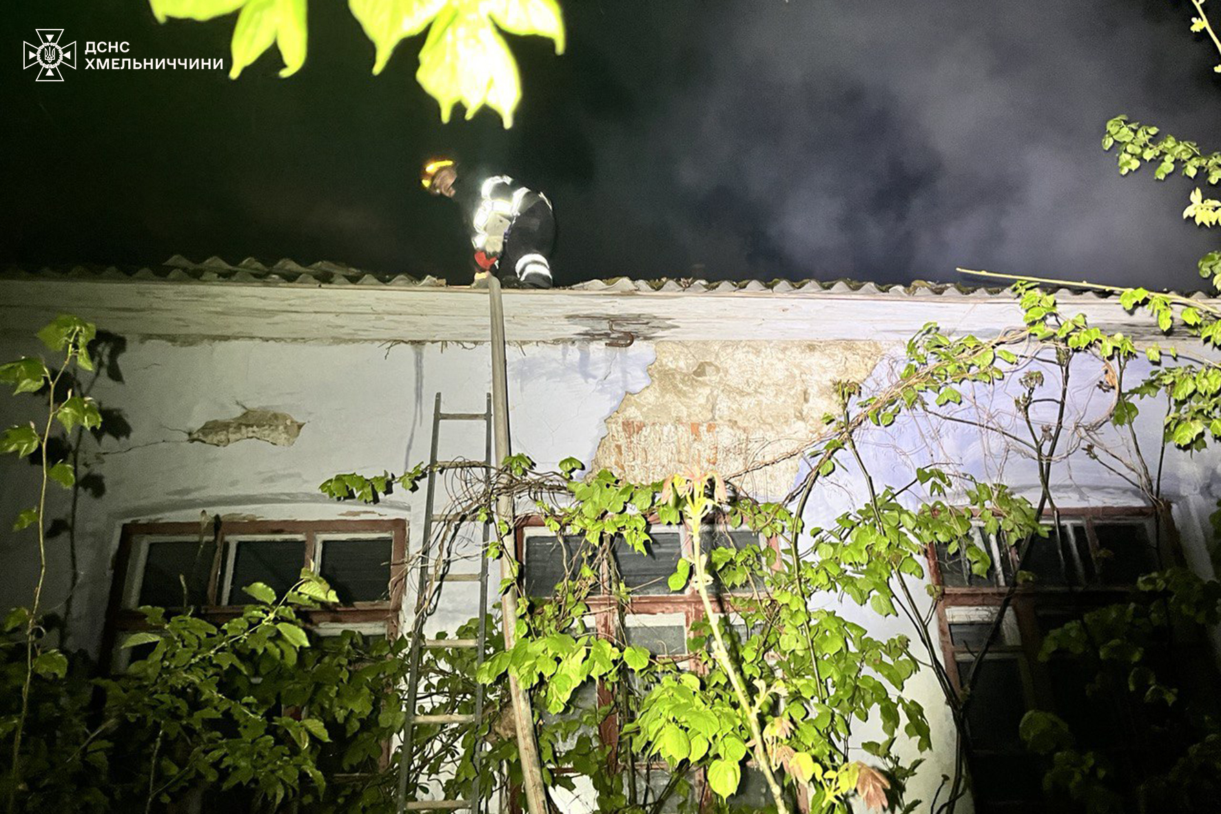 Новини Хмельницького - фото з На проспекті Миру горів легковик На зображенні може бути: пожежна драбина