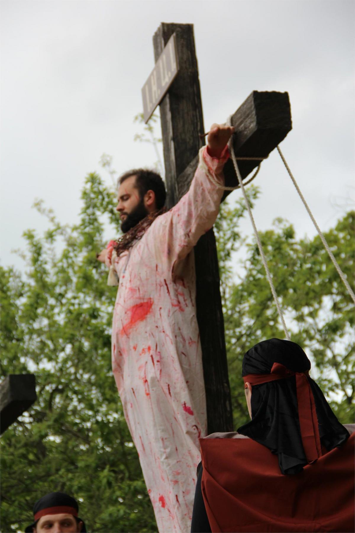 Новини Тернополя - фото з У Зарваниці тисячі вірян взяли участь у Хресній дорозі
