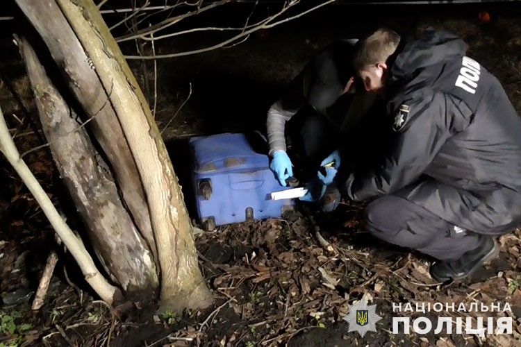 Новини Тернополя - фото з Чоловіку, який у Тернополі вивіз тіло померлої матері у валізі в парк, загрожує до трьох років тюрми