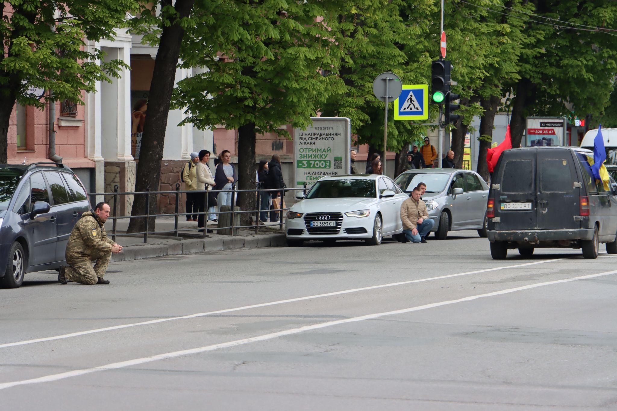Новини Тернополя - фото з У Тернополі віддали честь полеглому Героєві під час руху колони «На щиті» (ВІДЕО ДНЯ)
