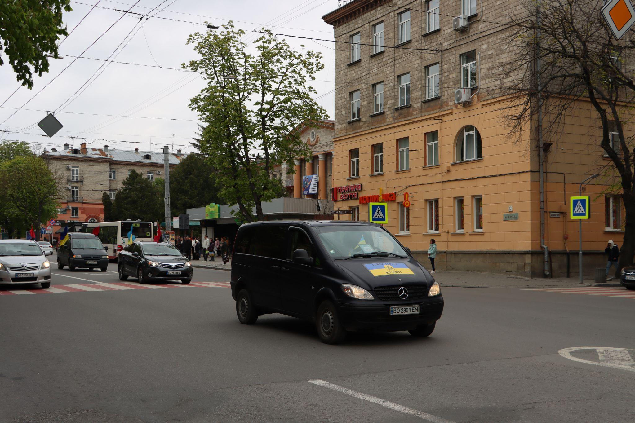 Новини Тернополя - фото з У Тернополі віддали честь полеглому Героєві під час руху колони «На щиті» (ВІДЕО ДНЯ)