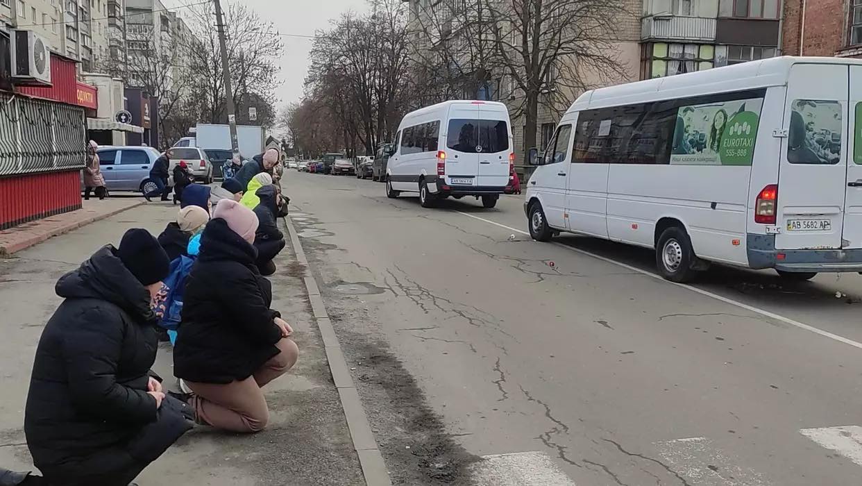 Новини Вінниці - фото з Зустріли траурний кортеж «На щиті»: чого не варто робити, яке може бути покарання