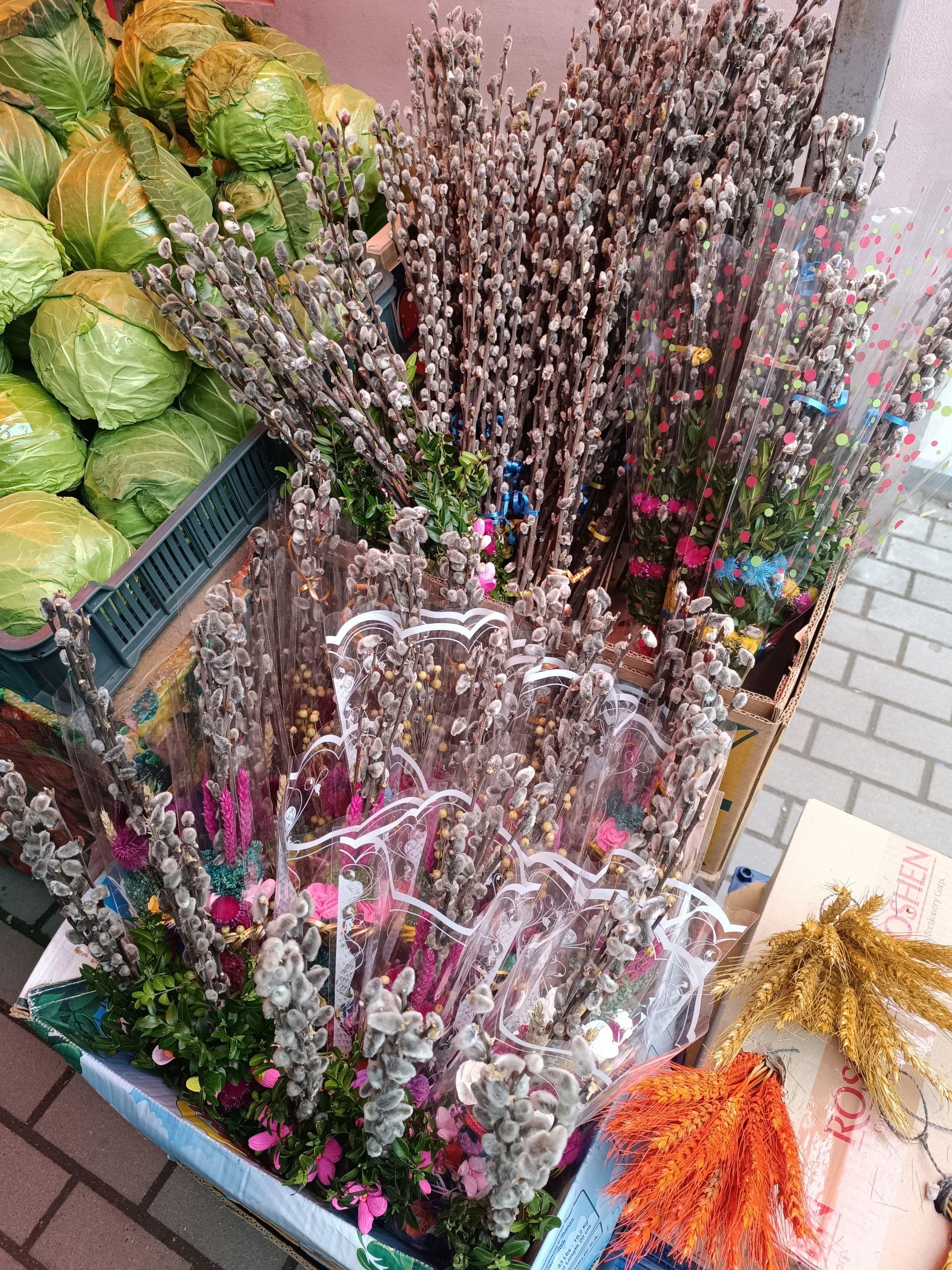 Новини Тернополя - фото з З квітами, прикрасами та стрічками: скільки коштують вербові букети на ринках Тернополя