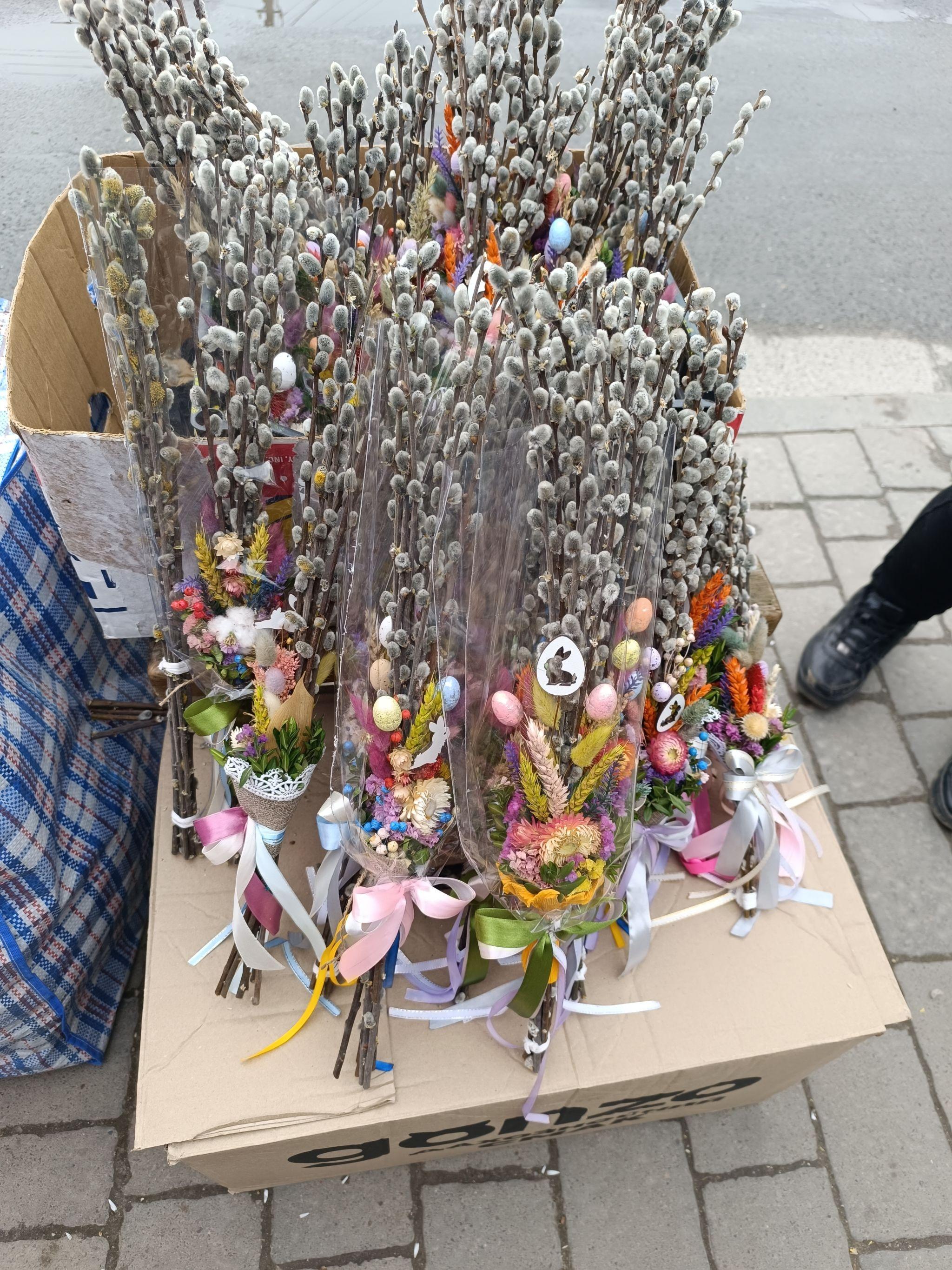 Новини Тернополя - фото з З квітами, прикрасами та стрічками: скільки коштують вербові букети на ринках Тернополя