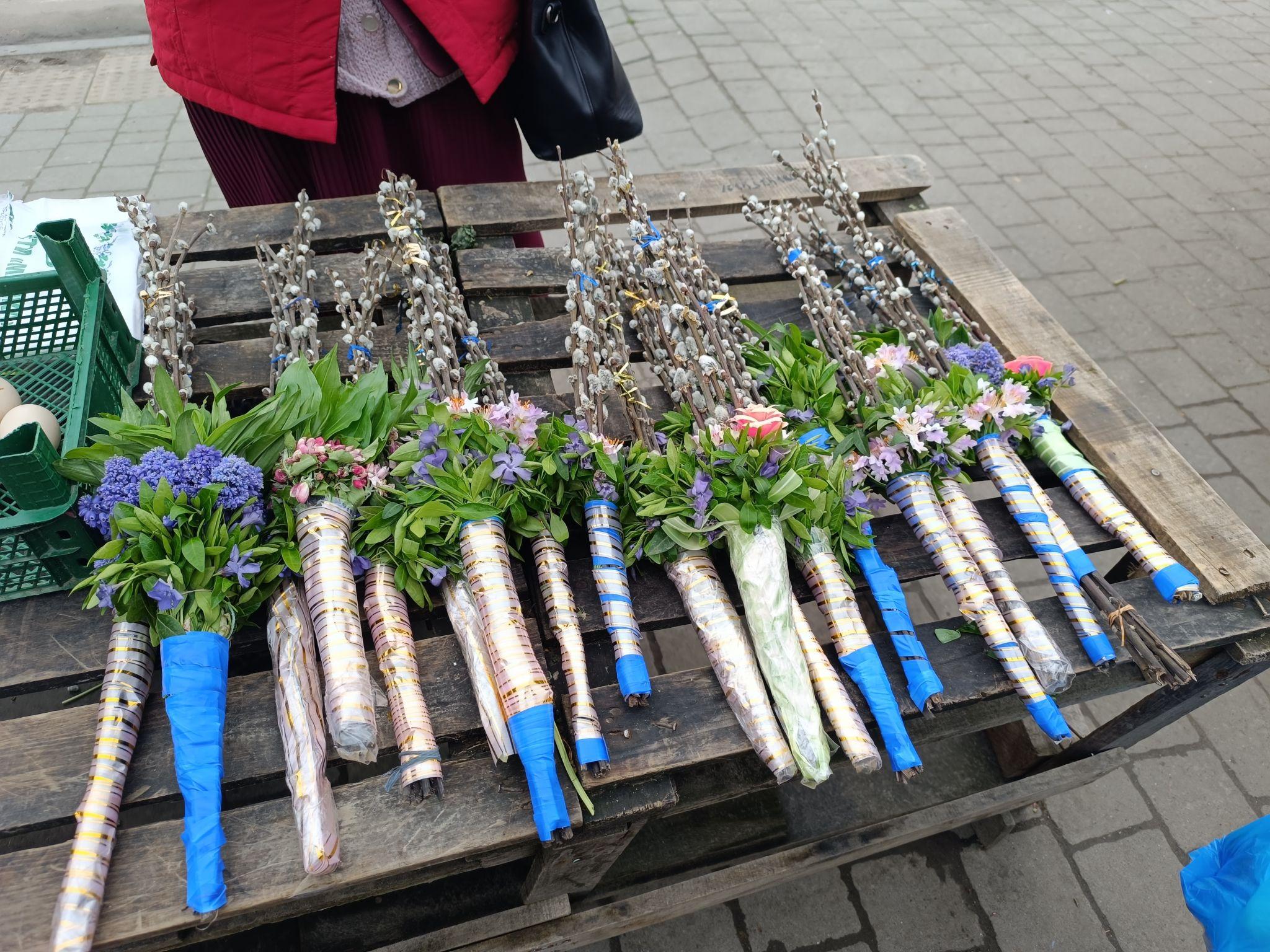 Новини Тернополя - фото з З квітами, прикрасами та стрічками: скільки коштують вербові букети на ринках Тернополя