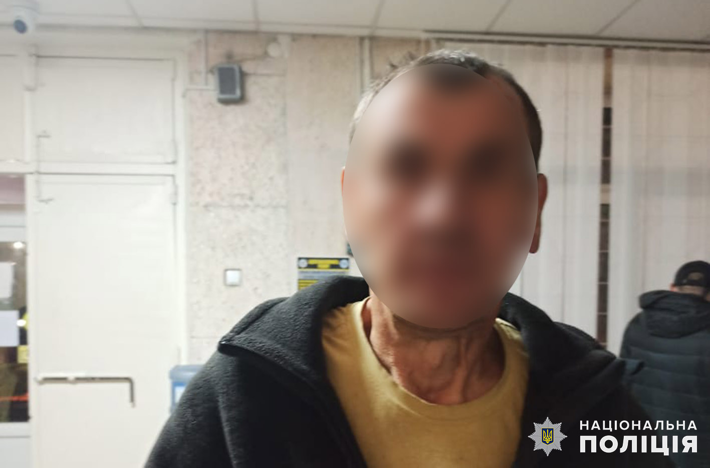 Новини Хмельницького - фото з На Хмельниччині п’яний чоловік стріляв у патрульних На зображенні може бути: 2 людини та текст «鳴 НАЦОНАЛЬНА полицИЯ»